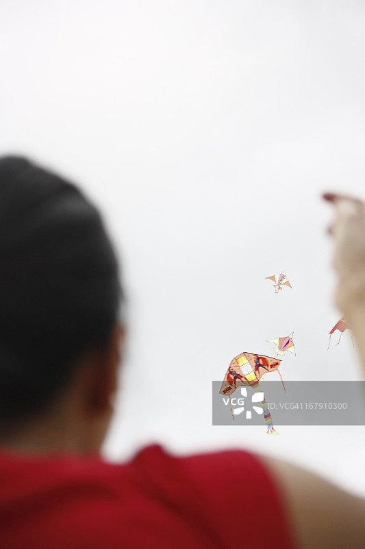 女孩放风筝图片素材