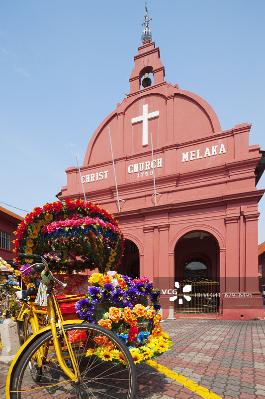 基督教堂前的三轮车图片素材