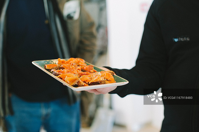 布里干酪面包上的烟熏三文鱼图片素材