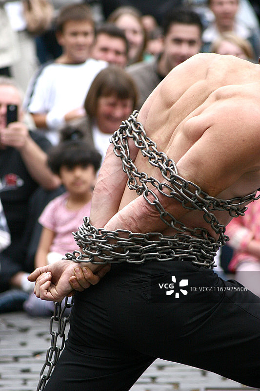 街头表演的男人图片素材