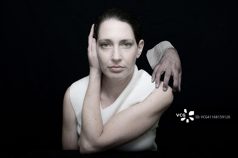 被人拍肩膀的女人图片素材