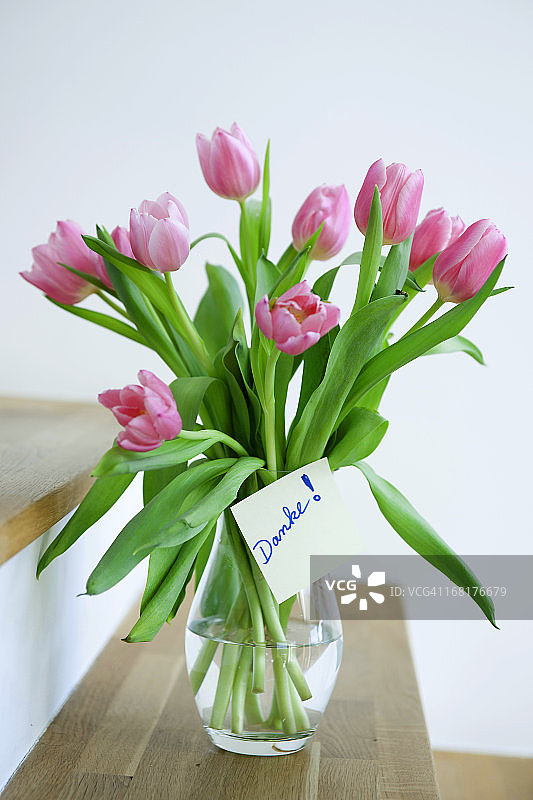 郁金香花束与感谢卡片图片素材