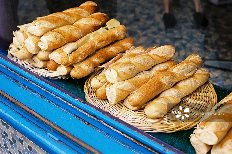 巴黎面包店的法棍三明治图片素材