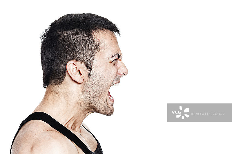 奋力呐喊的男士的侧面照图片素材