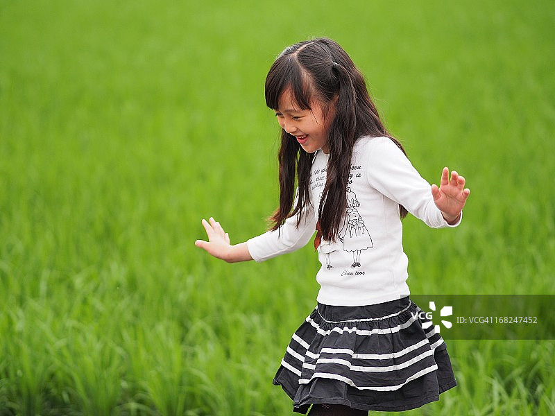 快乐的女儿，心中充满喜悦图片素材