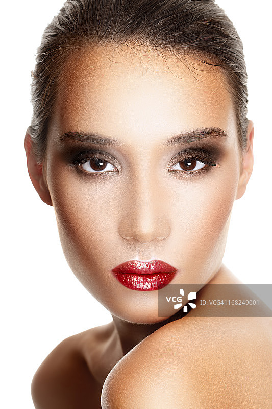 红唇烟熏妆的漂亮黑发女子特写图片素材