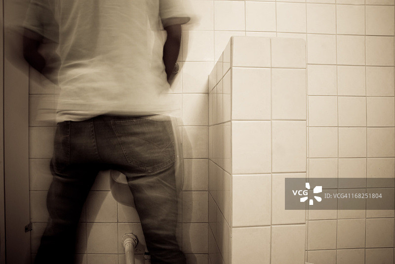 男人小便图片素材