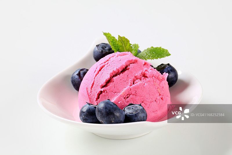 一勺蓝莓冰淇淋图片素材