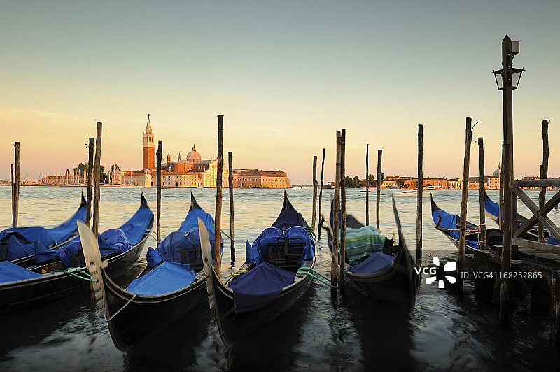 意大利威尼斯日落时分的贡多拉图片素材