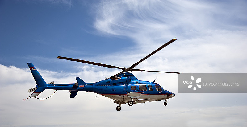 飞行中的直升机图片素材