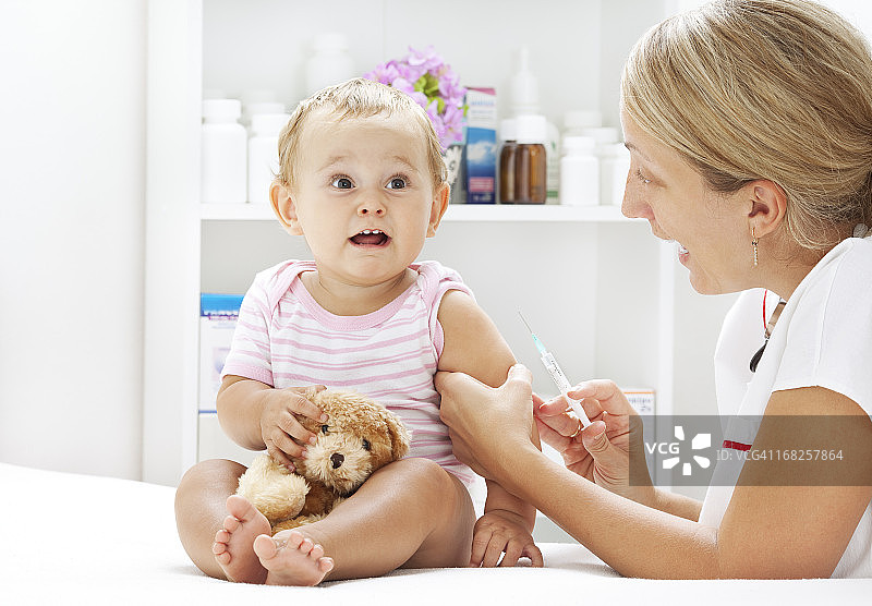 可爱的女婴正在接种疫苗图片素材