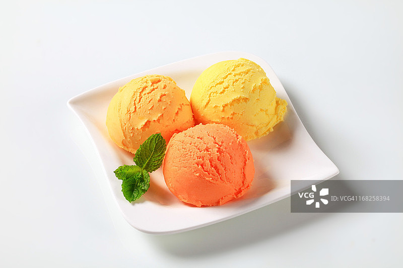 盘中的水果冰淇淋图片素材