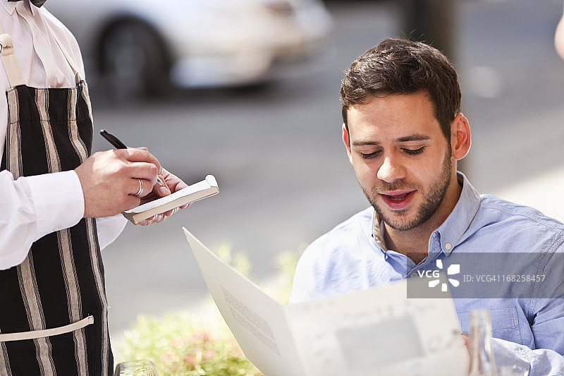 年轻男人在餐厅咖啡馆图片素材