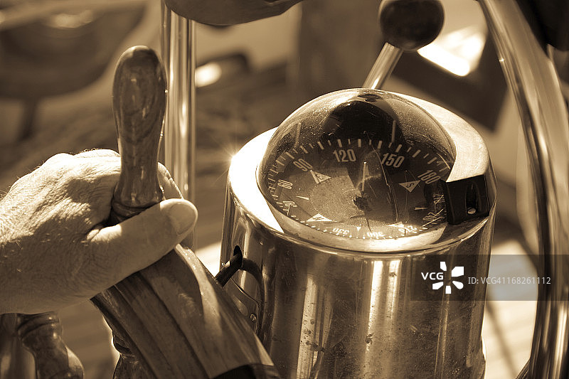 驾驶游艇图片素材