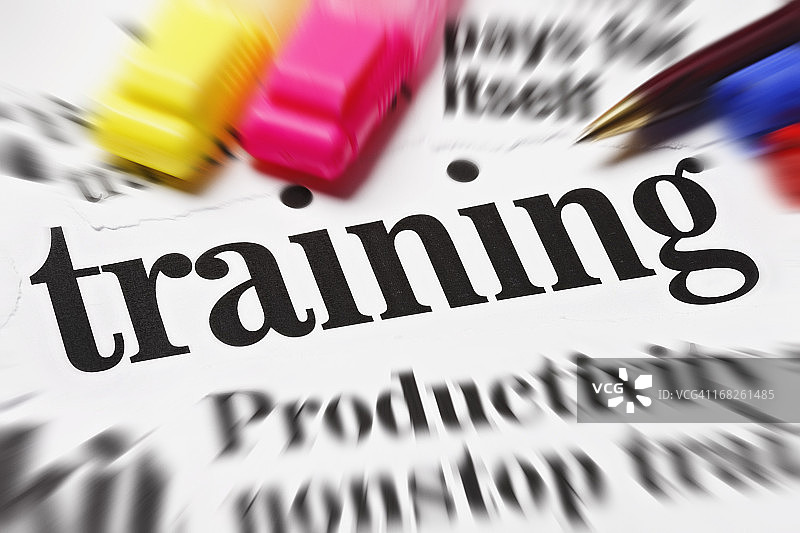 新闻剪报中的培训标题和钢笔特写图片素材