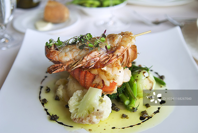 龙虾尾虾海鲜晚餐，餐厅美食图片素材