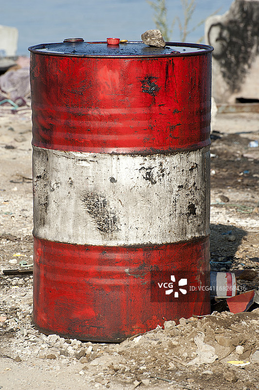 老旧的锈蚀桶图片素材