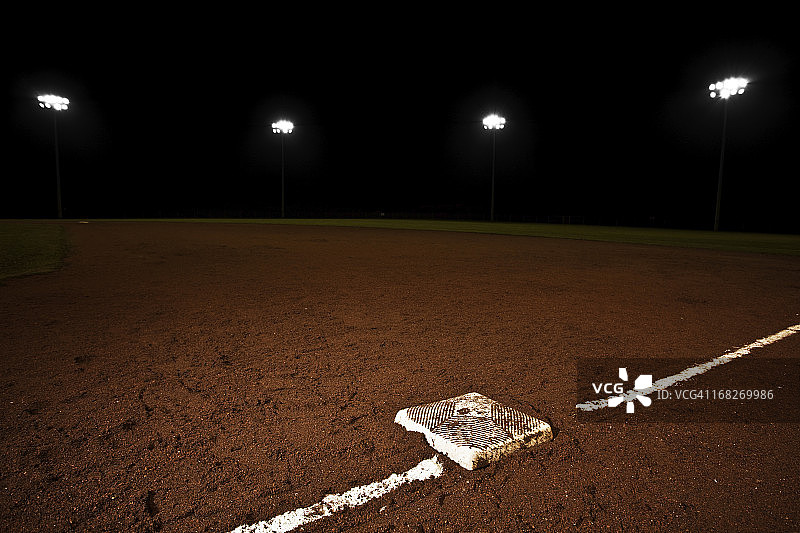 夜晚亮着灯的棒球场图片素材