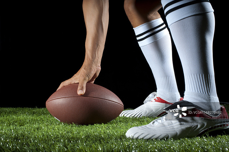 男子徒步旅行时带着橄榄球图片素材