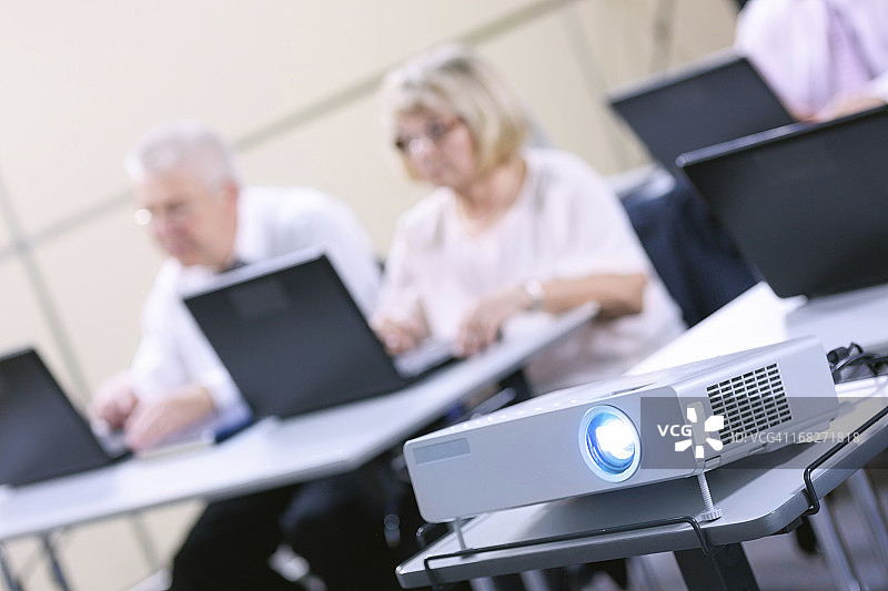 带有LCD投影仪的PPT演示文稿图片素材