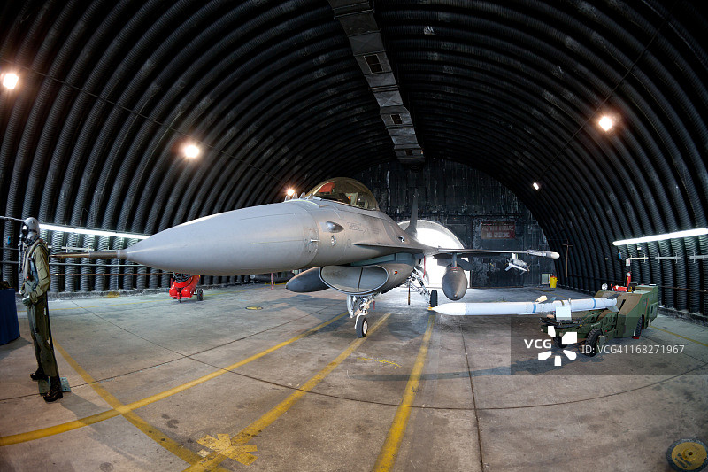 军用机库中的F16战斗机图片素材