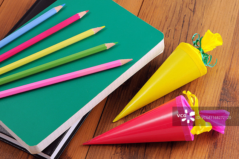 装有蜡笔和作业本的锥形糖果袋图片素材