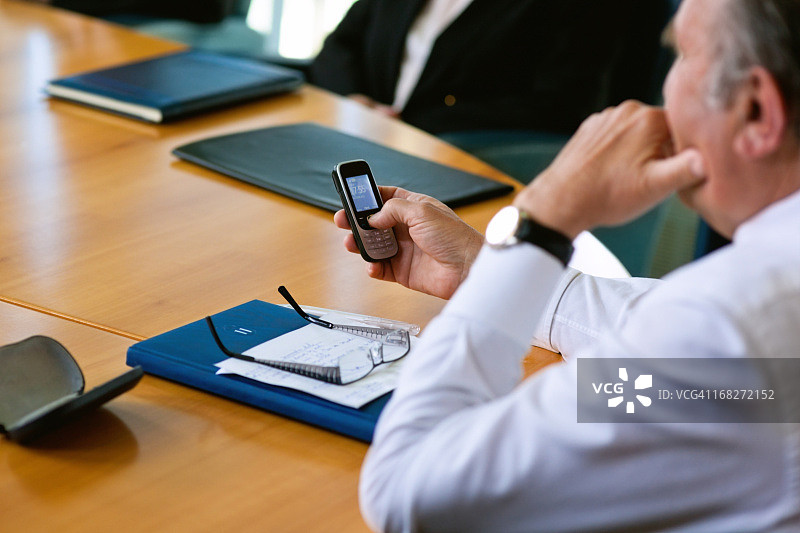 商人用手机发信息图片素材