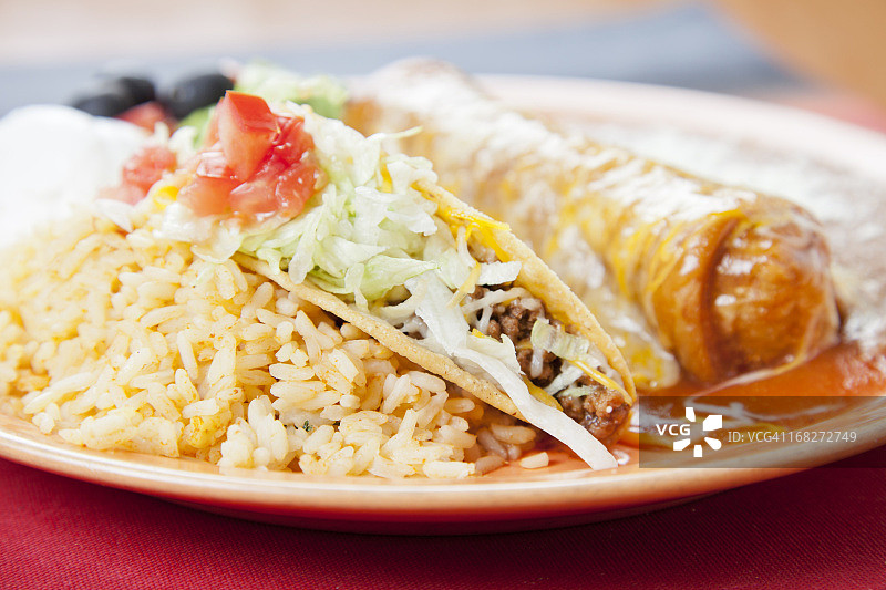墨西哥美食：奇米昌加和牛肉塔可图片素材
