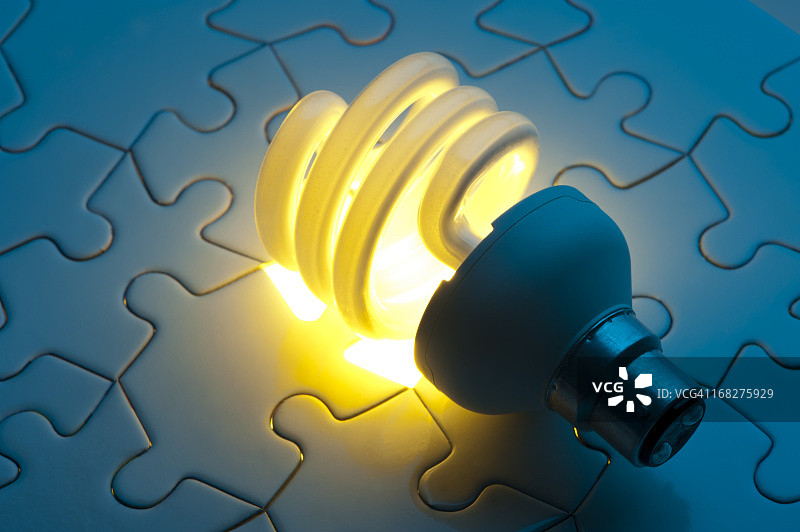 拼图上的节能灯泡图片素材