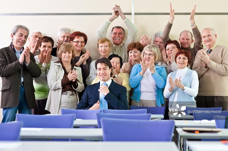 在社区中心鼓掌的老年人图片素材