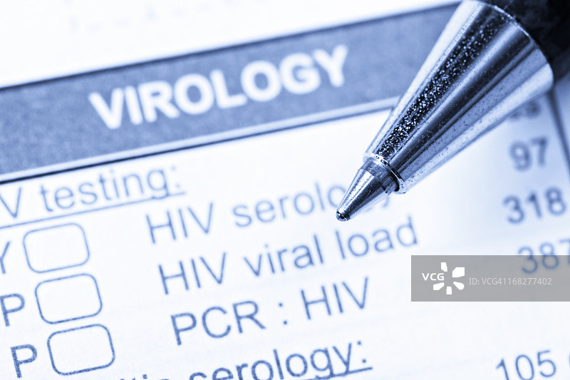 病毒学表格上的钢笔特写，用于订购HIV/艾滋病检测图片素材