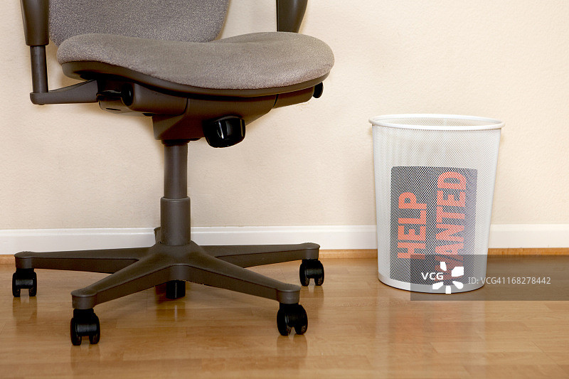 垃圾桶里的办公椅和招聘广告图片素材