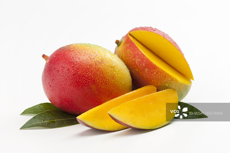 叶子上的新鲜芒果切片图片素材