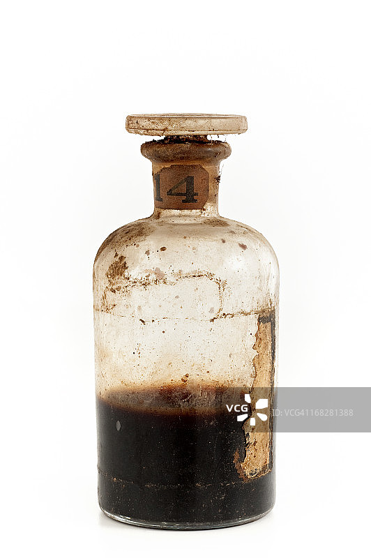 半瓶棕色毒药的旧玻璃瓶图片素材