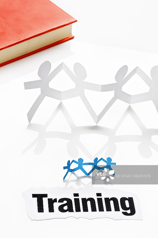 带有标题培训和书本的纸链人，在白色背景上图片素材