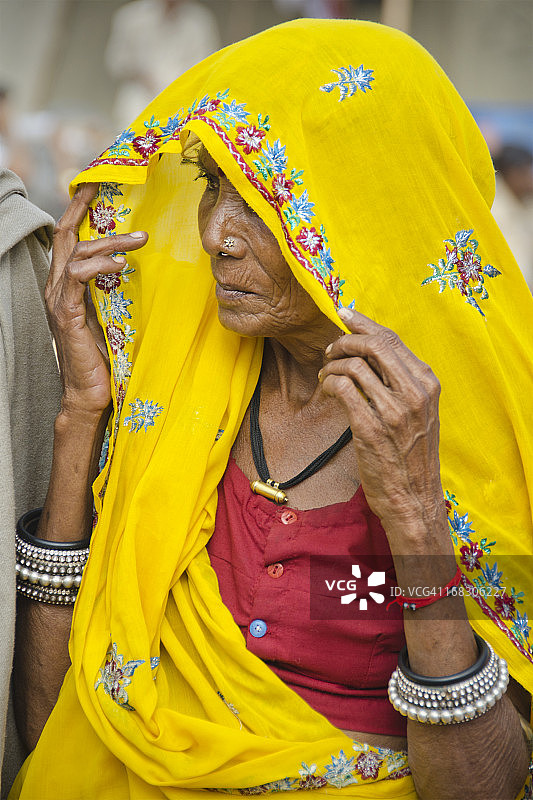 身穿黄色衣服的米娜族女人图片素材