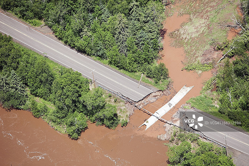 暴雨冲毁的公路图片素材