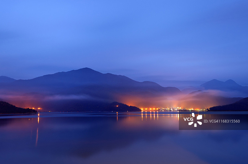 雾气笼罩的湖泊图片素材