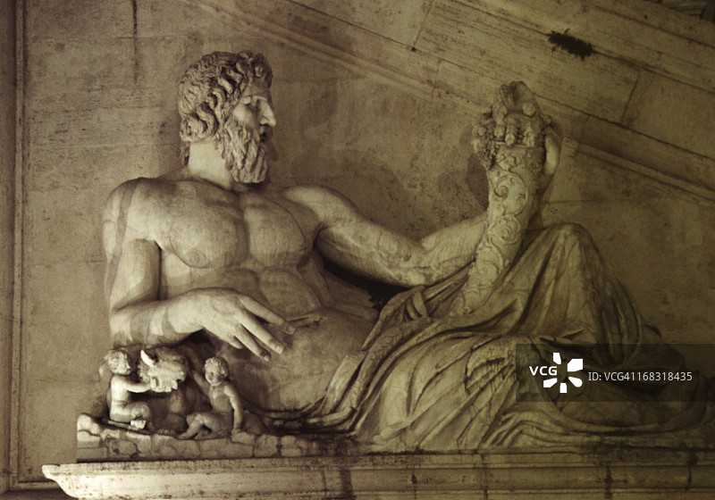 罗马海神雕像图片素材