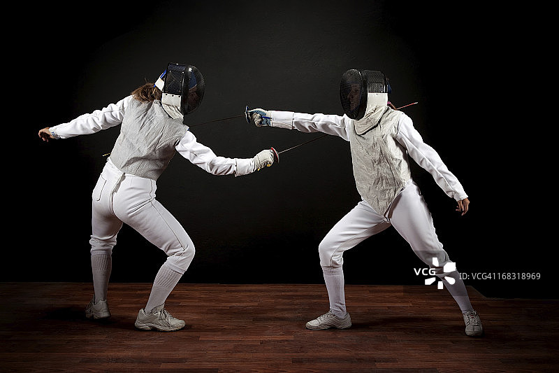 两个击剑女子图片素材