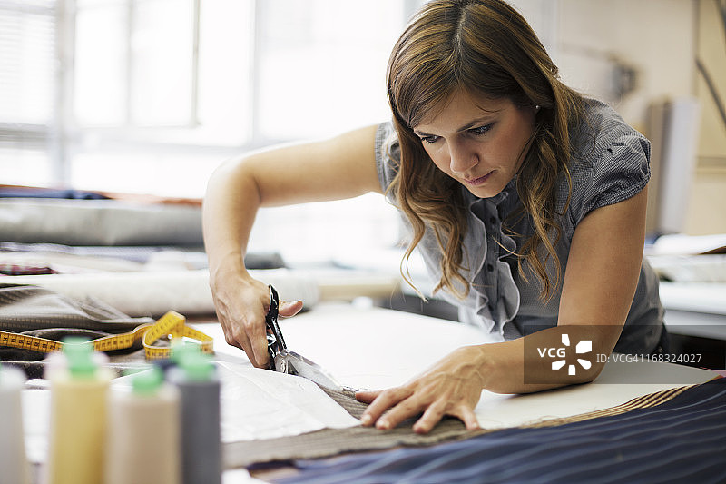 年轻女人在服装厂工作图片素材