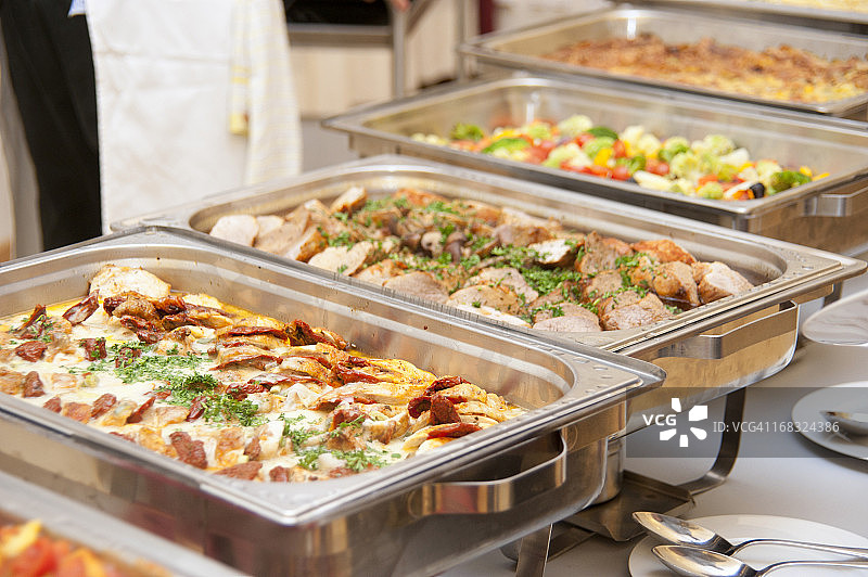厨师烹饪的美味肉类自助餐图片素材