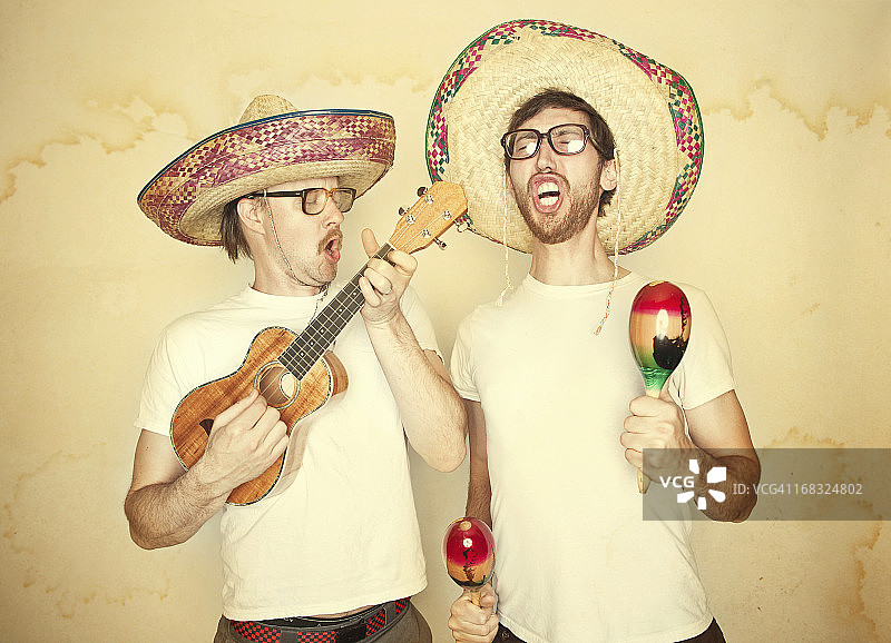 戴着墨西哥帽的趣味墨西哥流浪乐队图片素材
