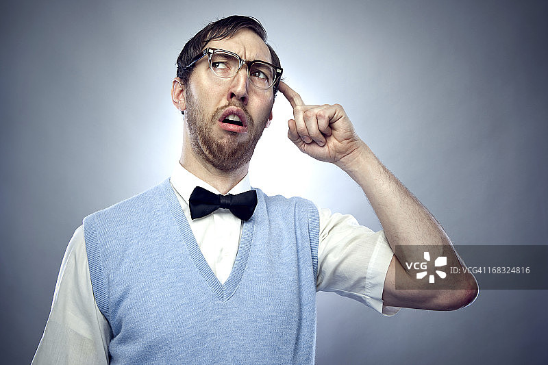 专心致志的书呆子学生挠头图片素材