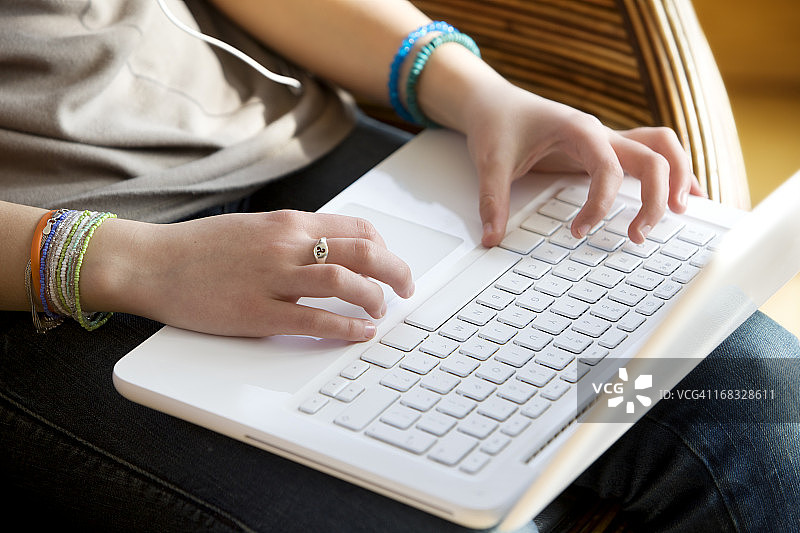 使用笔记本电脑的青少年图片素材