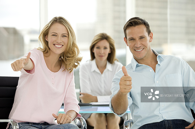 年轻夫妇在银行达成协议图片素材