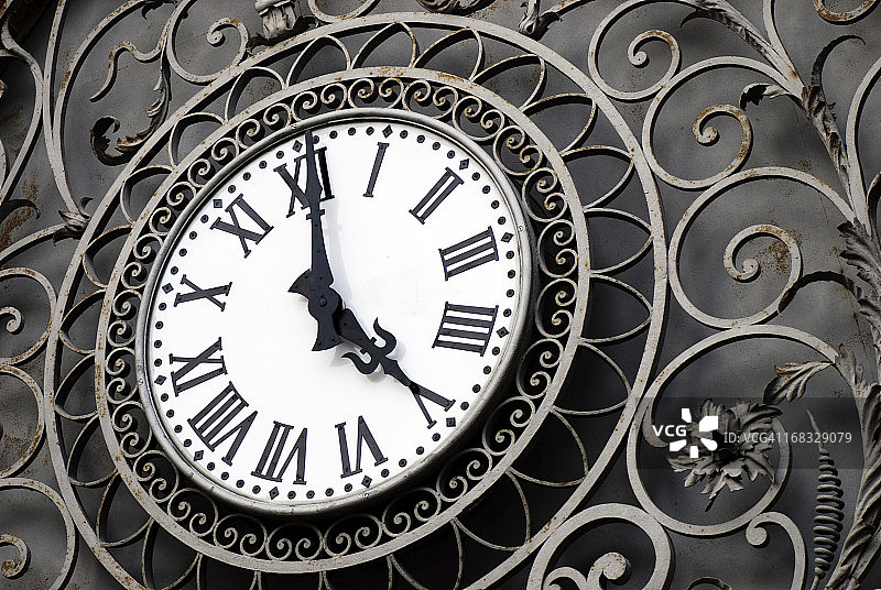 古董铁钟五点钟图片素材