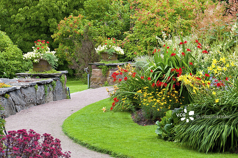 花坛、花盆和石墙图片素材