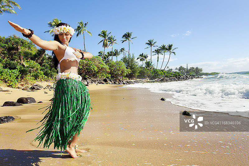 在沙滩上的草裙舞舞者图片素材