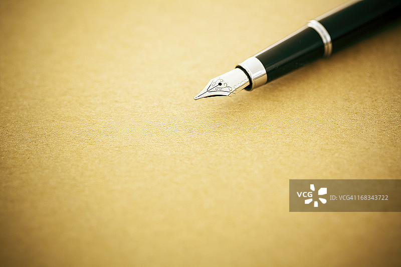 旧纸上的优雅钢笔图片素材